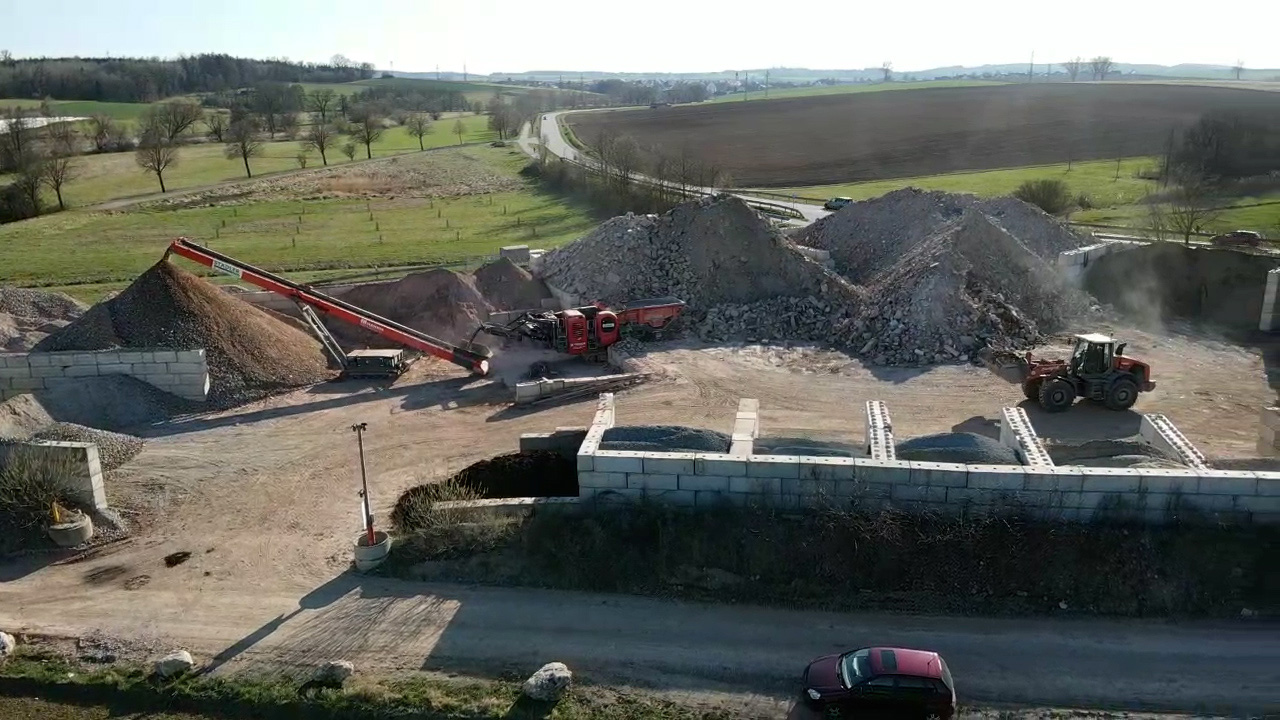 Luftaufnahme Recyclingplatz mit Schüttgut und Förderband Luftaufnahme eines Schüttgutlagers mit Förderband und Aanlage der Firma Stadler Thalmassig, umgeben von Feldern und Straßen.